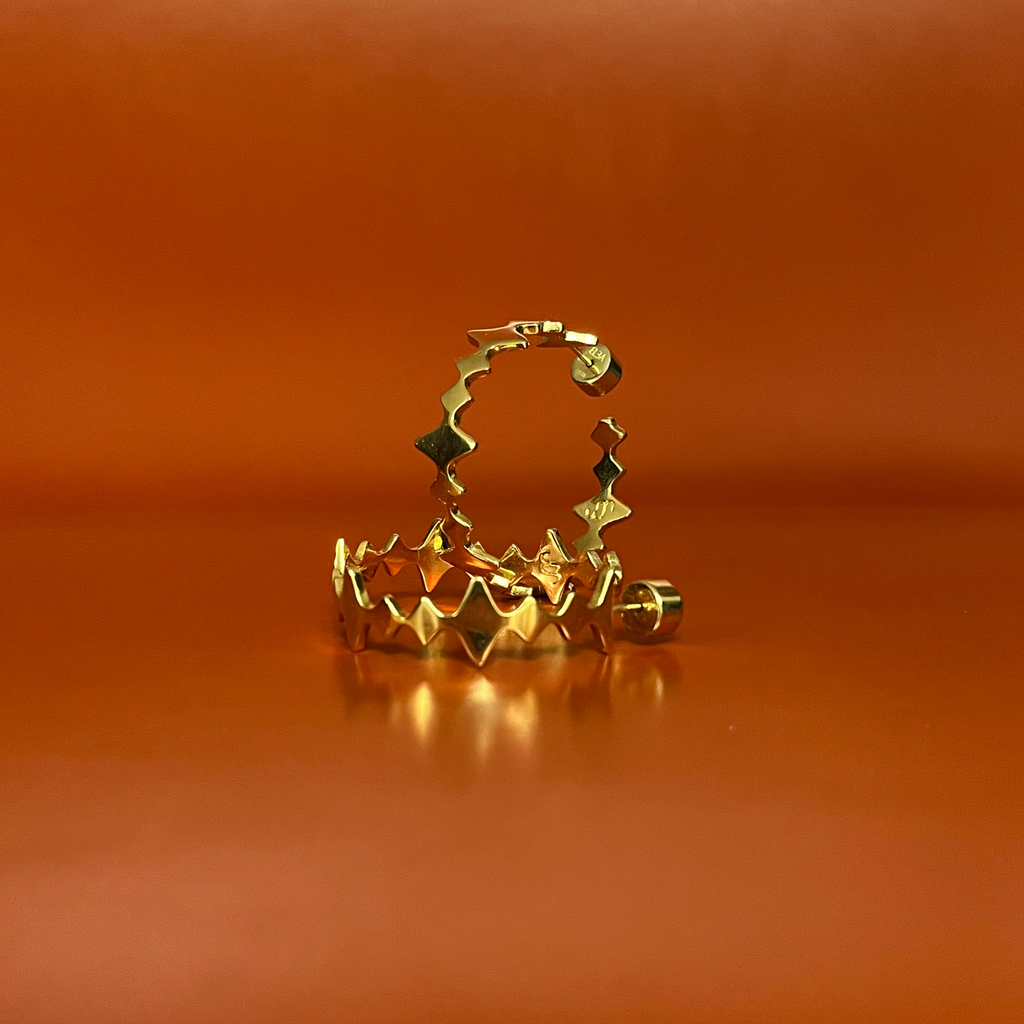argola 4,1cm media dourada foto angulo 3/4