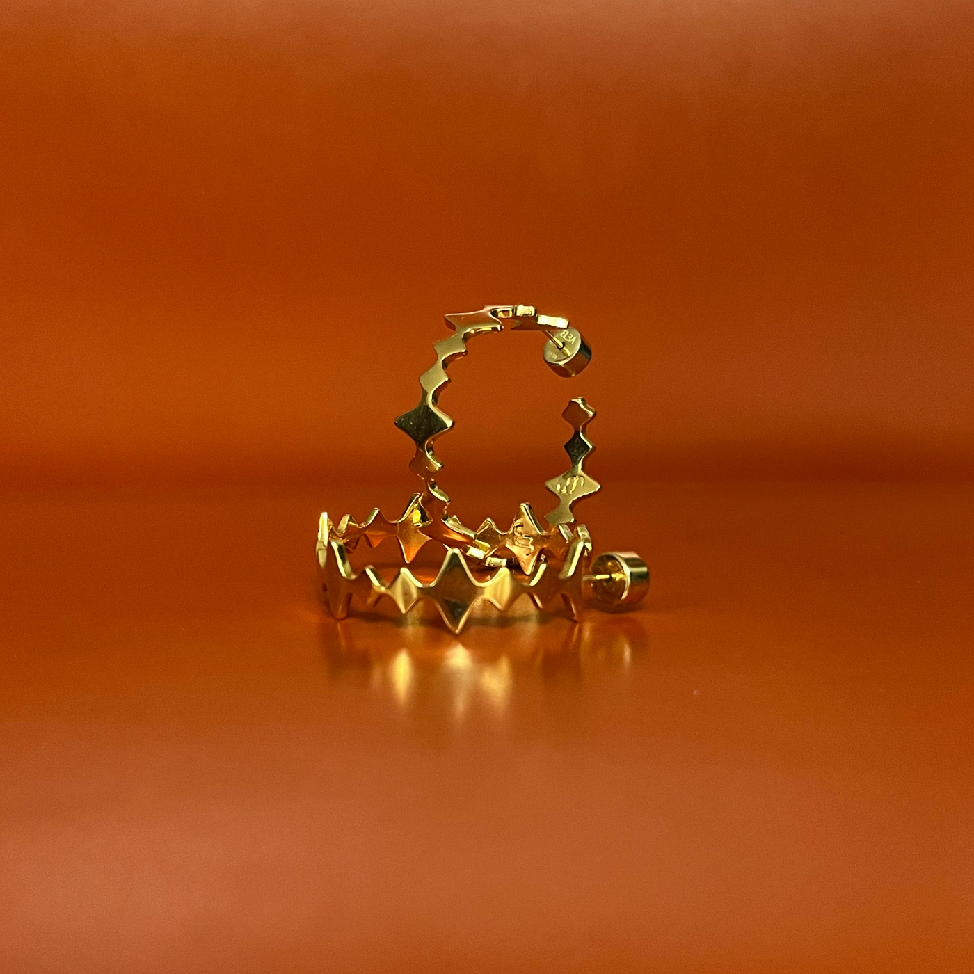 argola 4,1cm media dourada foto angulo 3/4